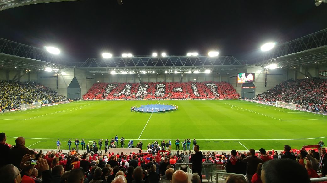 היציע המזרחי עם מסר לשחקנים לפני המשחק. ''קחו את זה'' 